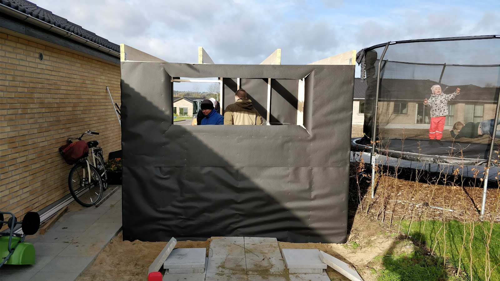 Uusi ulkovarasto katoksella