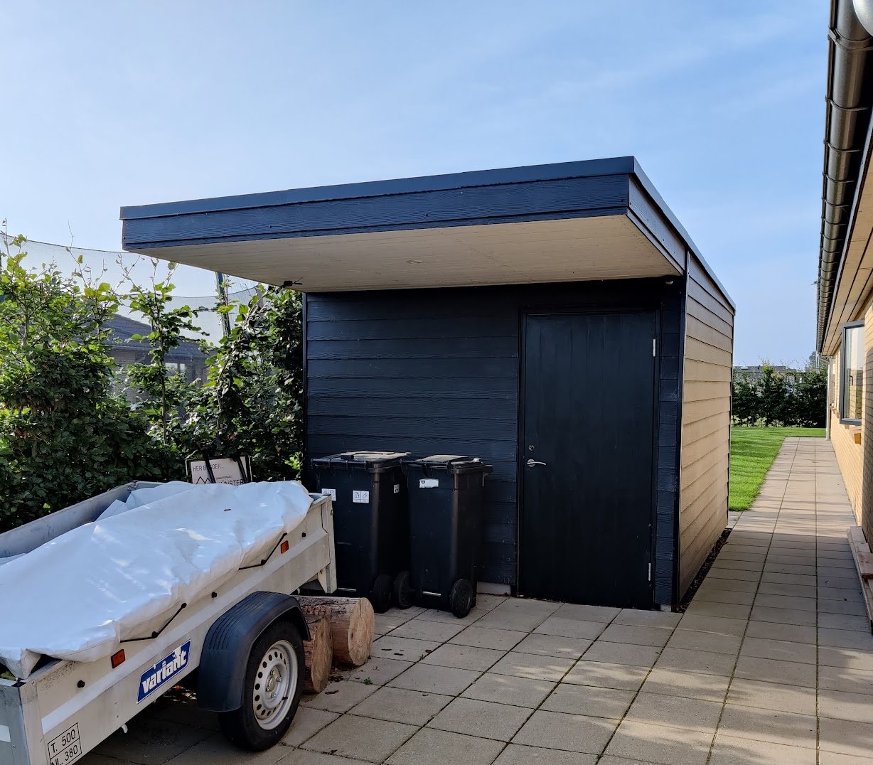 Uusi ulkovarasto katoksella