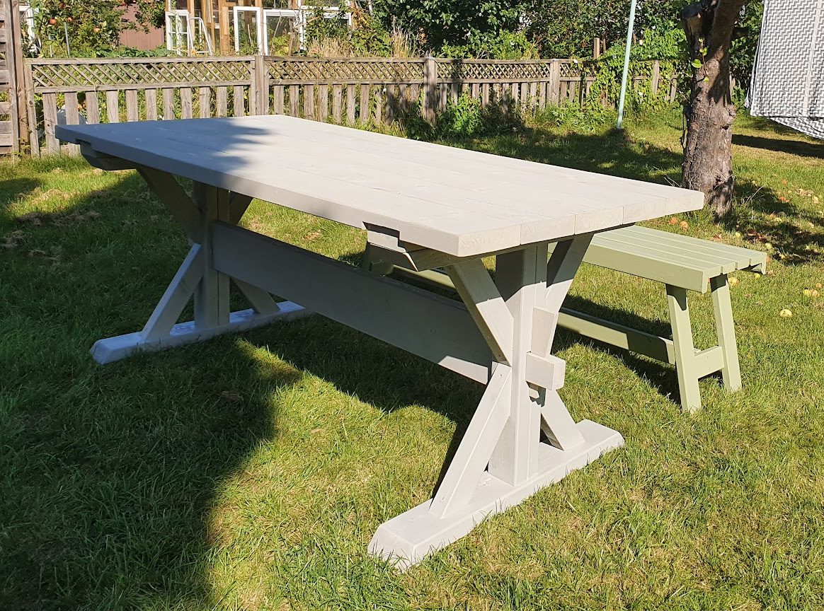 Hieno pöytä patiolle