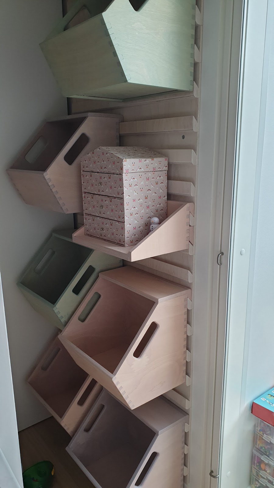 Lelujen säilytysseinä