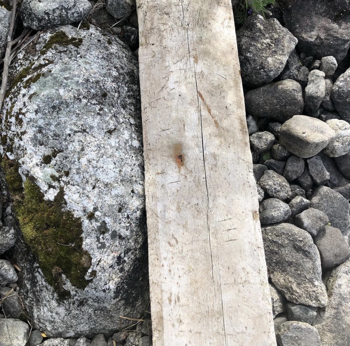 Ulkoruokapöytä kierrätysmateriaalista