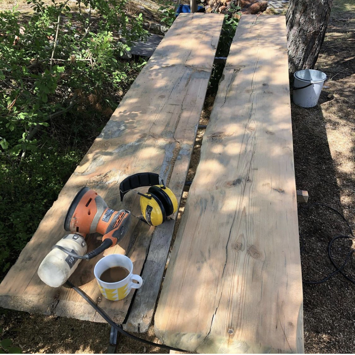 Ulkoruokapöytä kierrätysmateriaalista