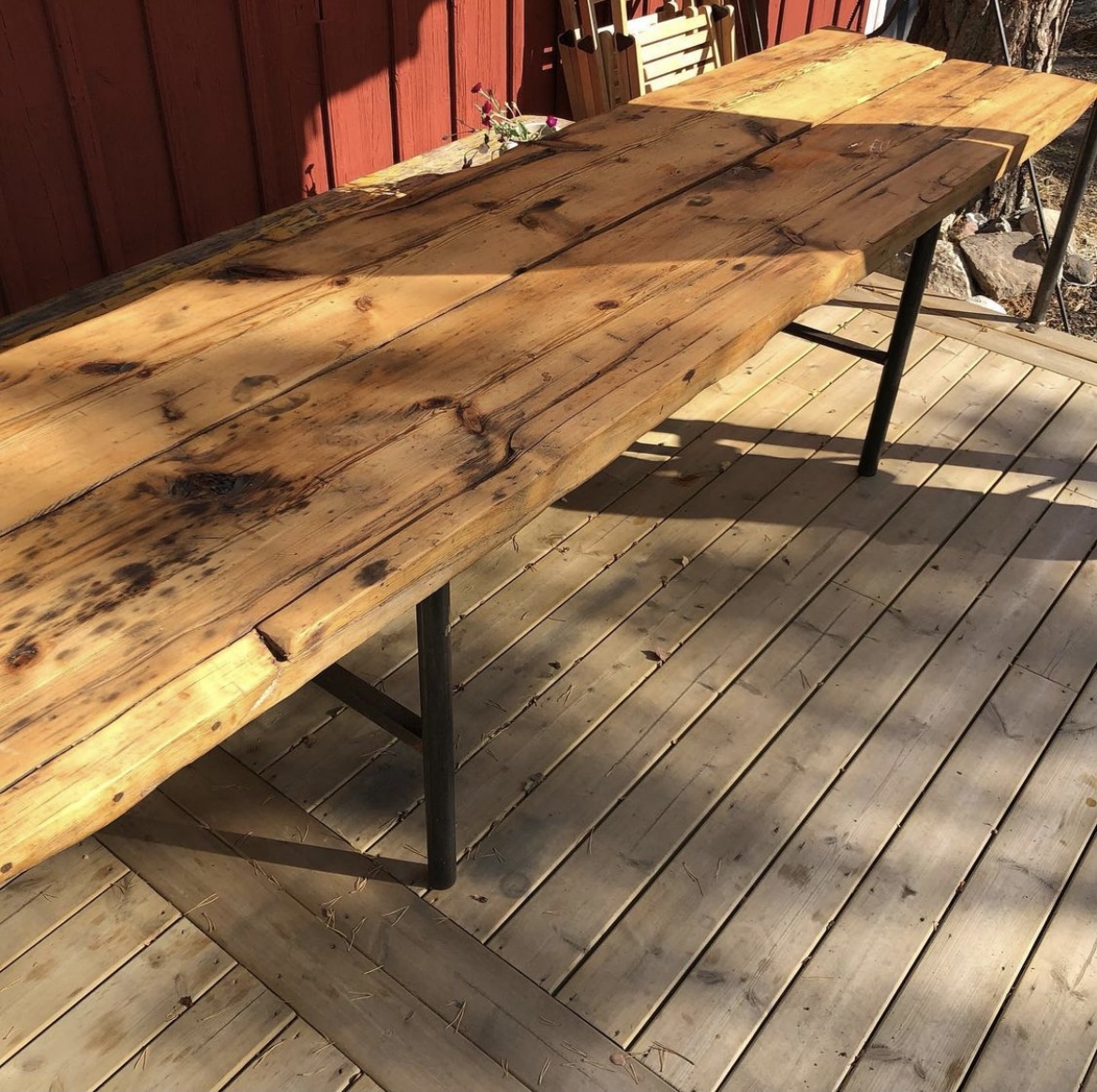 Ulkoruokapöytä kierrätysmateriaalista