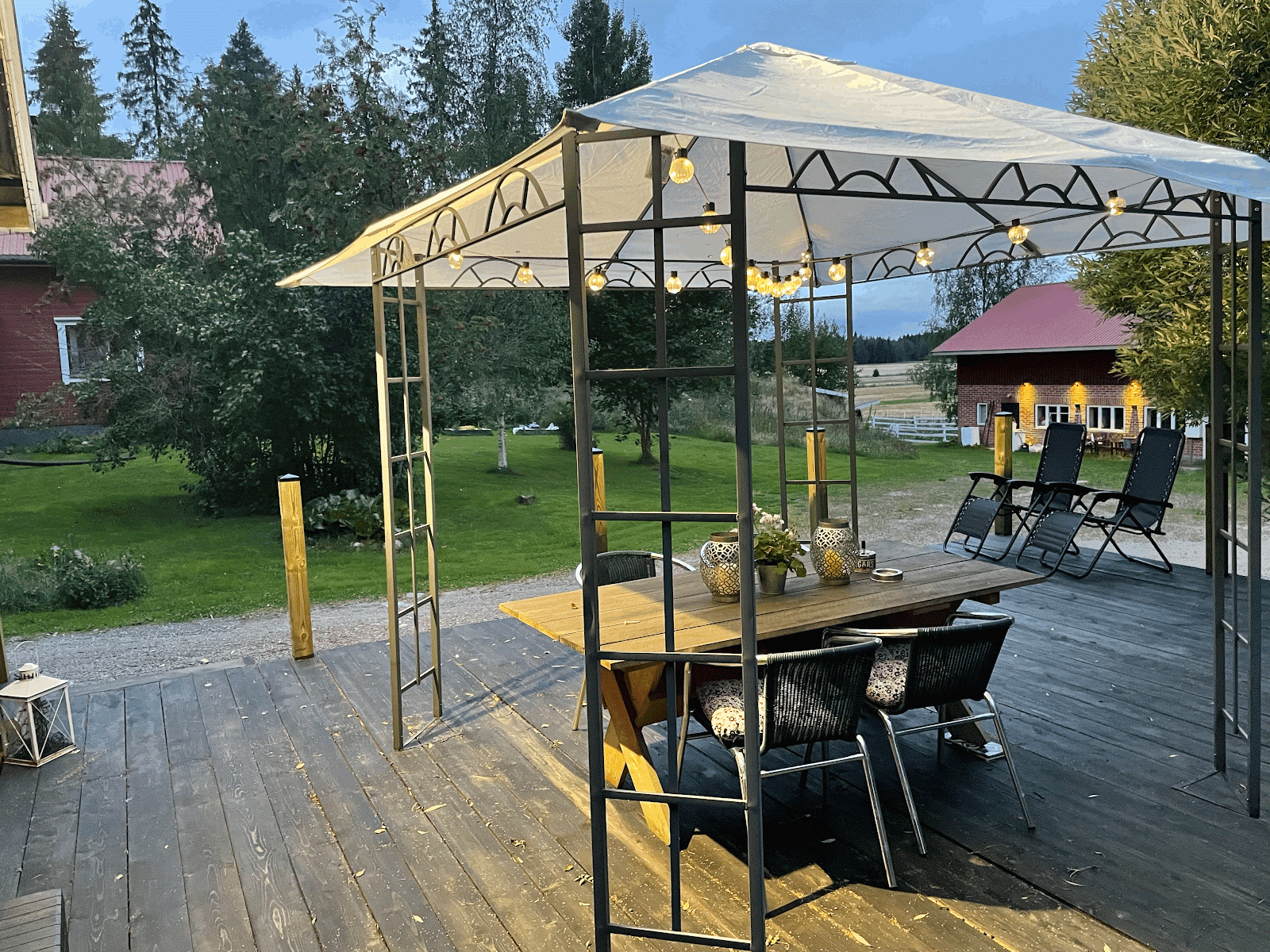 Tervattu terassi vanhan hirsisaunan yhteyteen