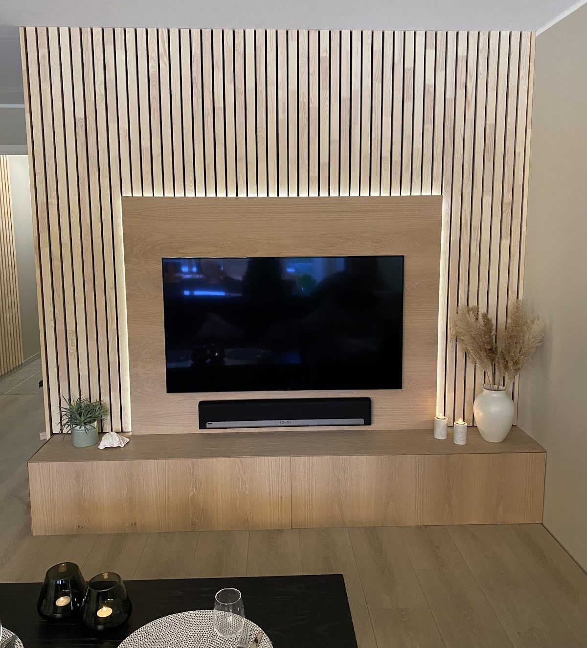 TV-seinä tammilaudoista