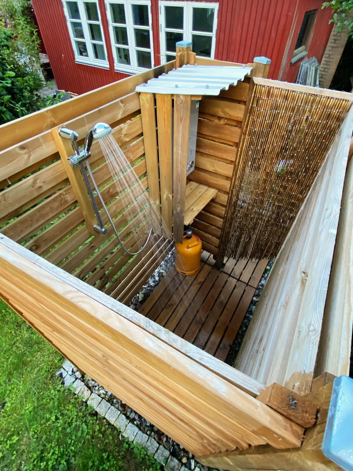 Ulkosuihku siirtolapuutarhassa