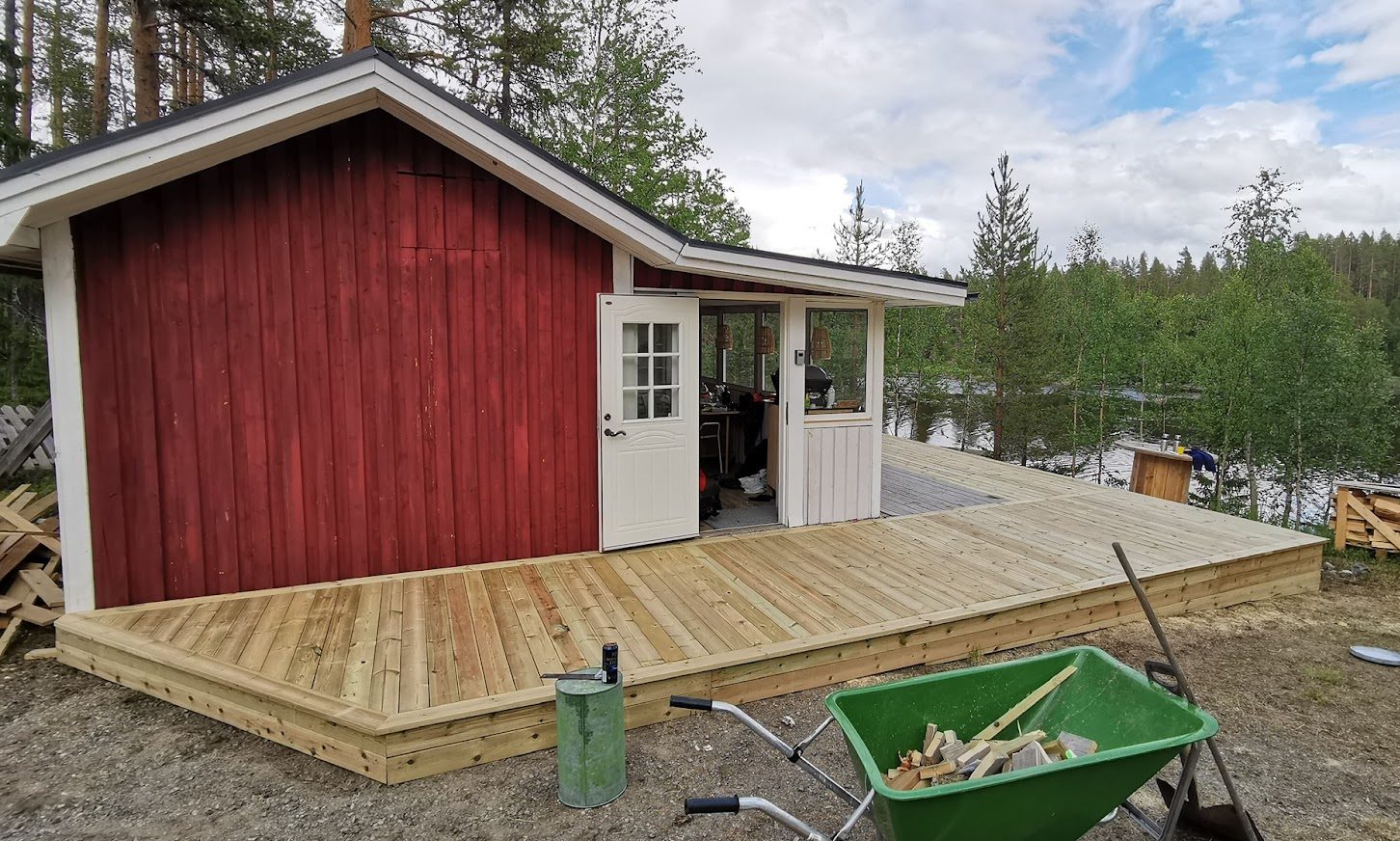 Terassi ja iso ulkopöytä isosta kuusesta