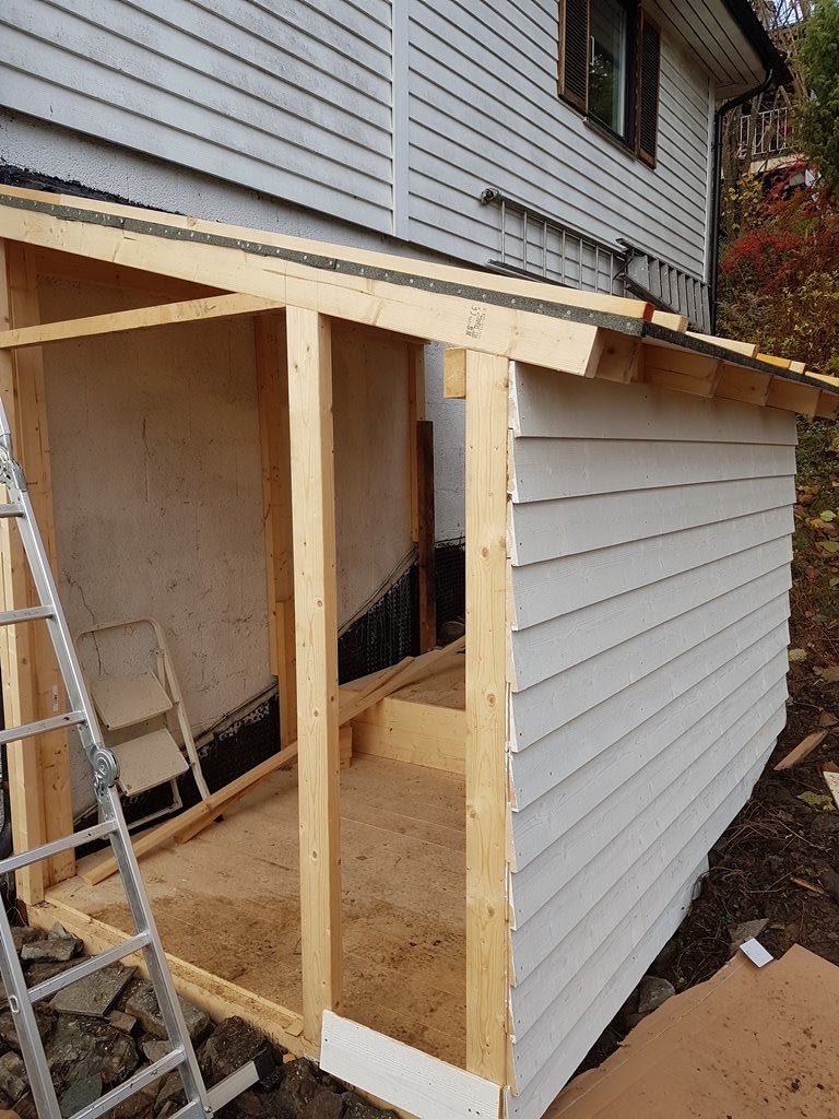 Varasto talon takana