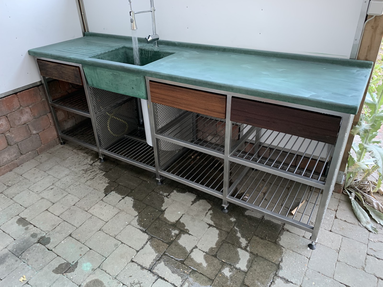 Ulkokeittiön pöytä