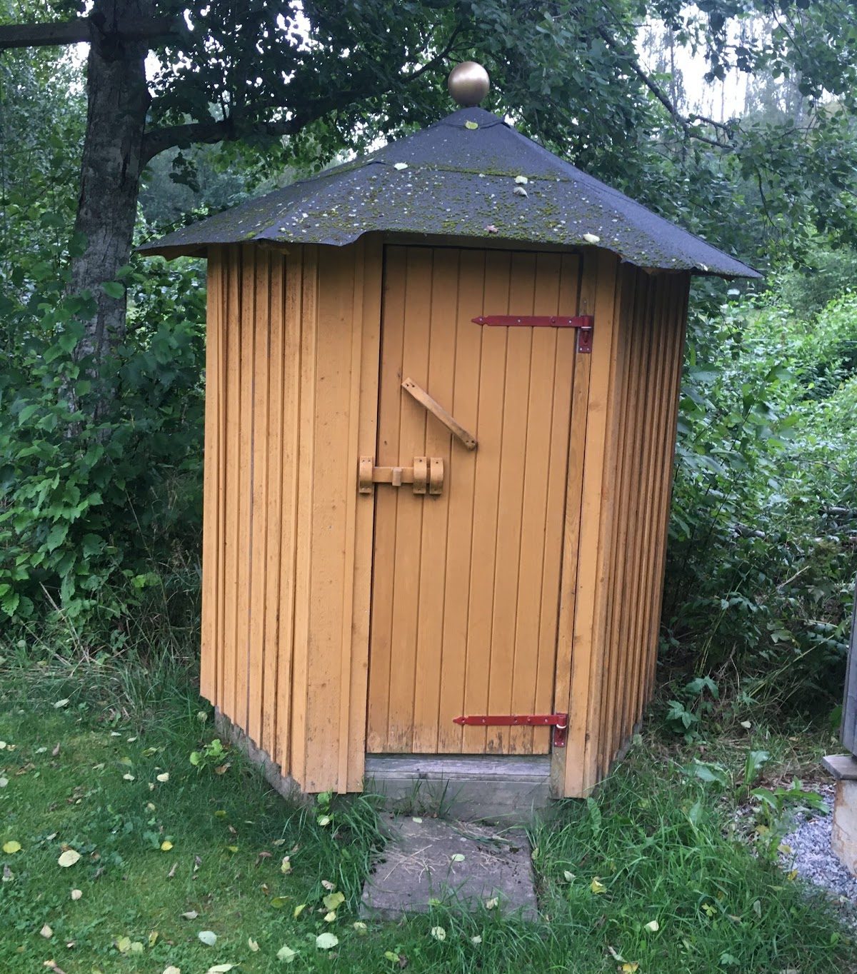 Kuusikulmainen ulkokäymälä