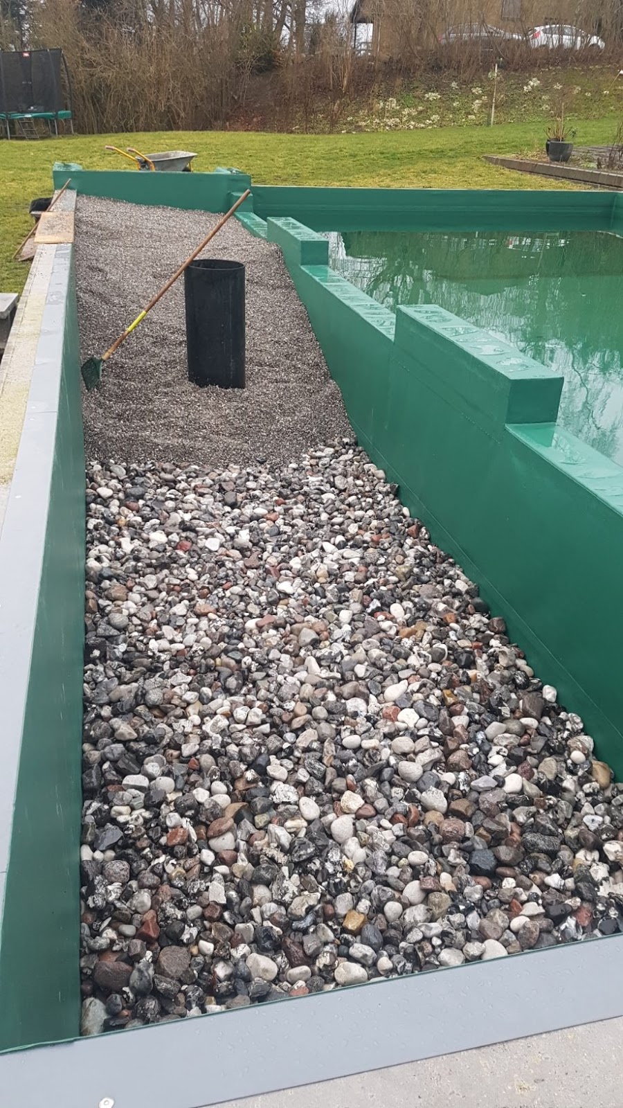 Upea uima-allas pihalle