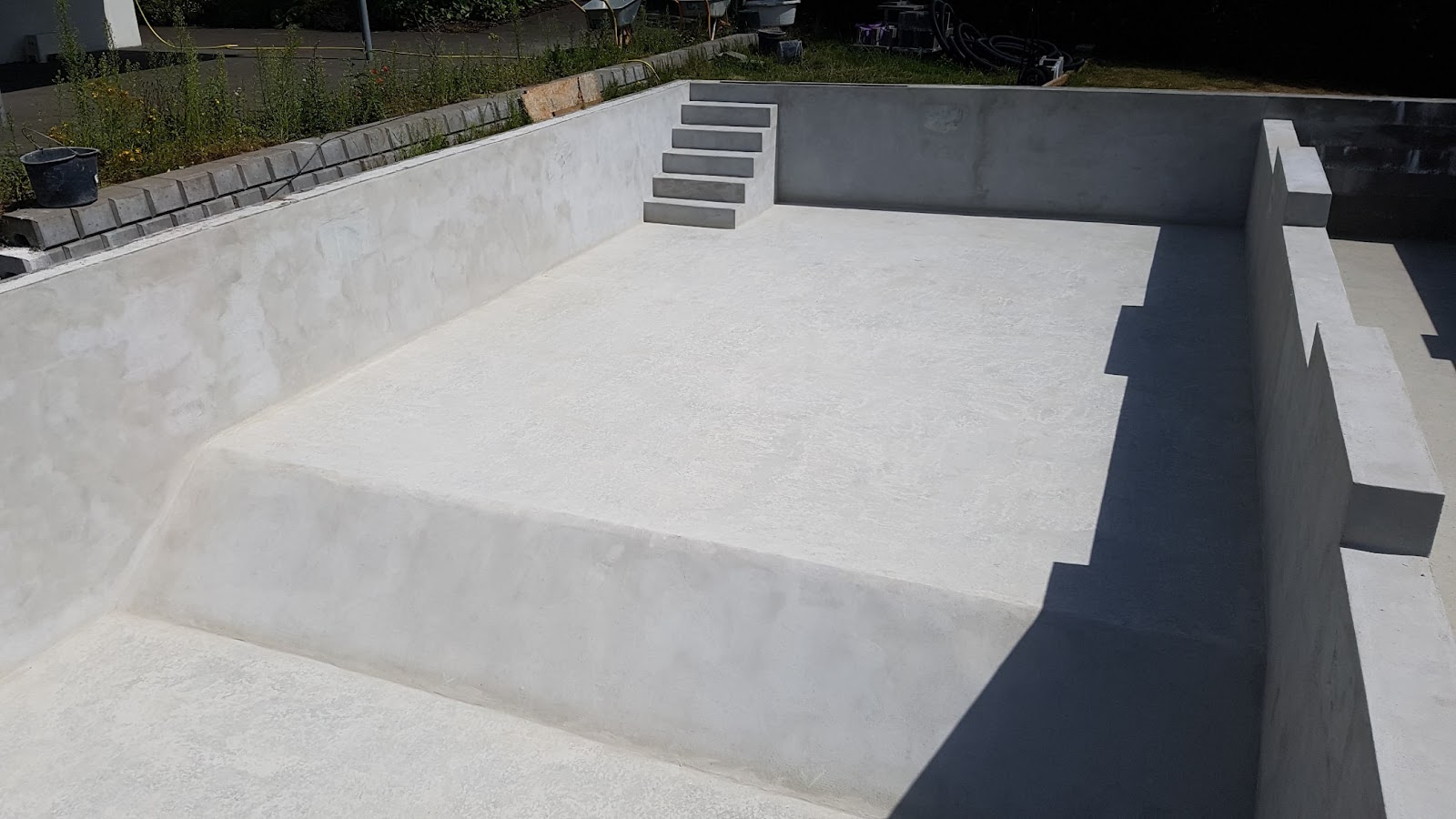 Upea uima-allas pihalle