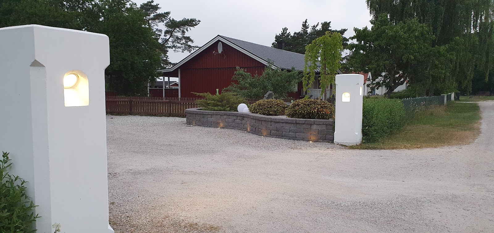 Sisäänkäyntipylväät sisäänrakennetulla valaistuksella