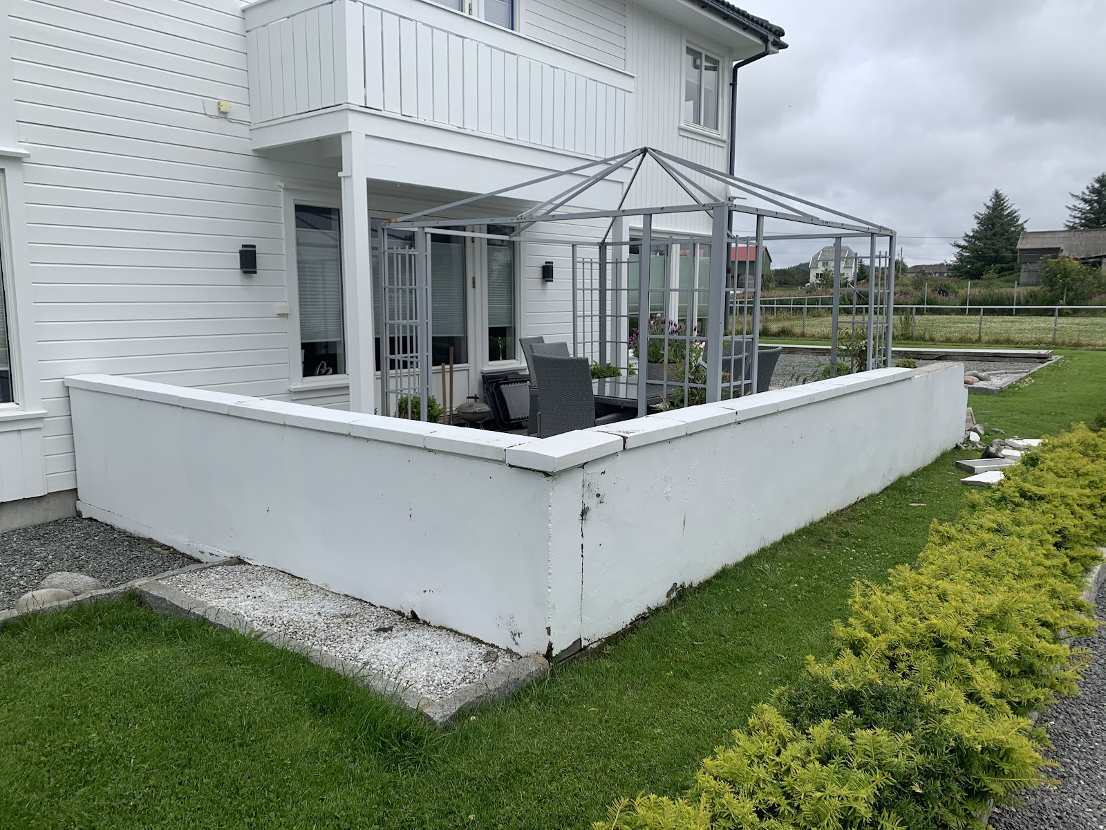 Harmaasta ja kylmästä terrassista vihreään ja lämpimään piha-alueeseen