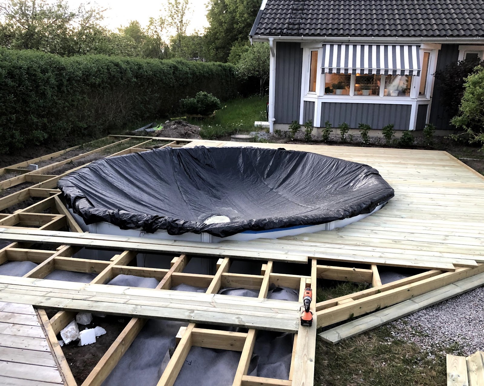 Pyöreä uima-allas rakennettu puuterassiin