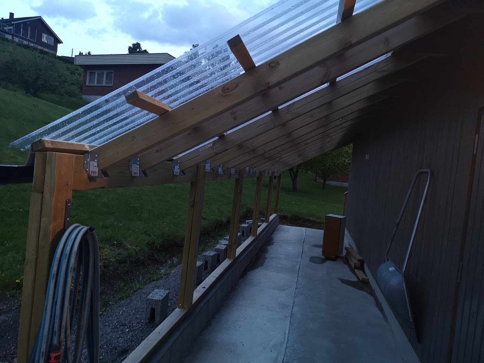 Kasvihuone autotallin jatkeena