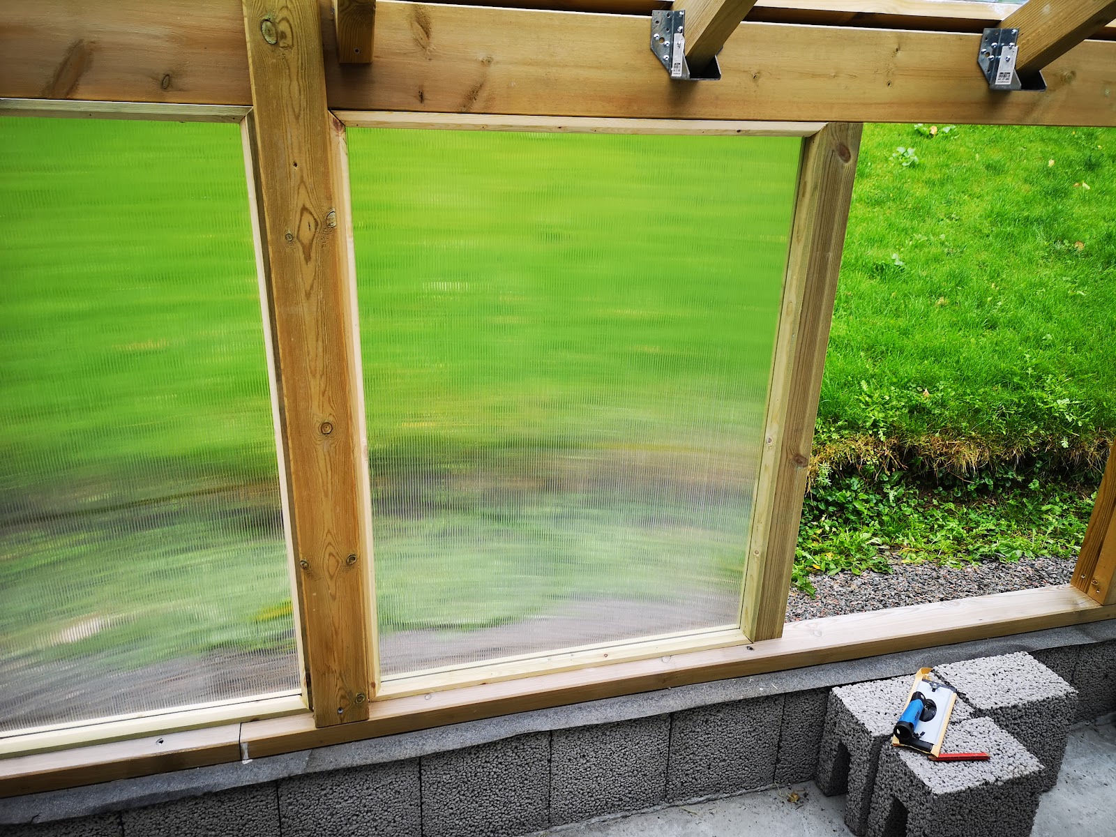 Kasvihuone autotallin jatkeena