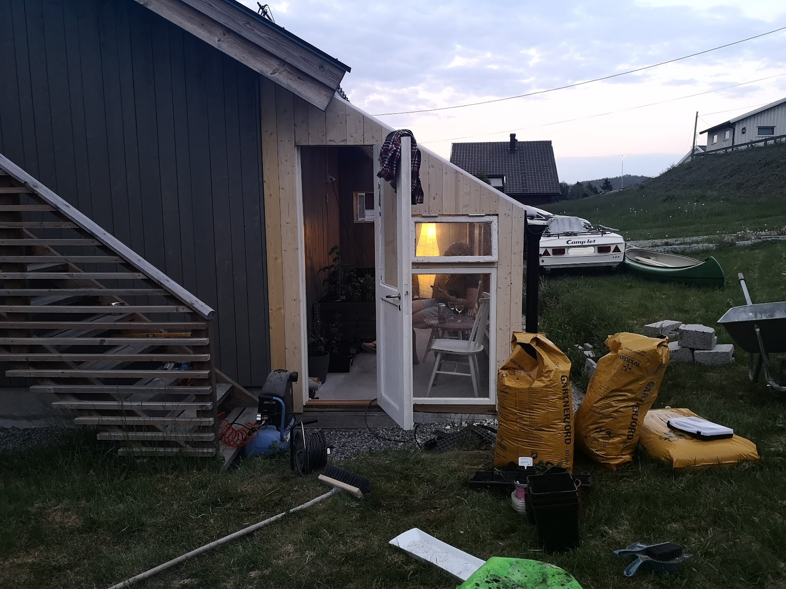 Kasvihuone autotallin jatkeena