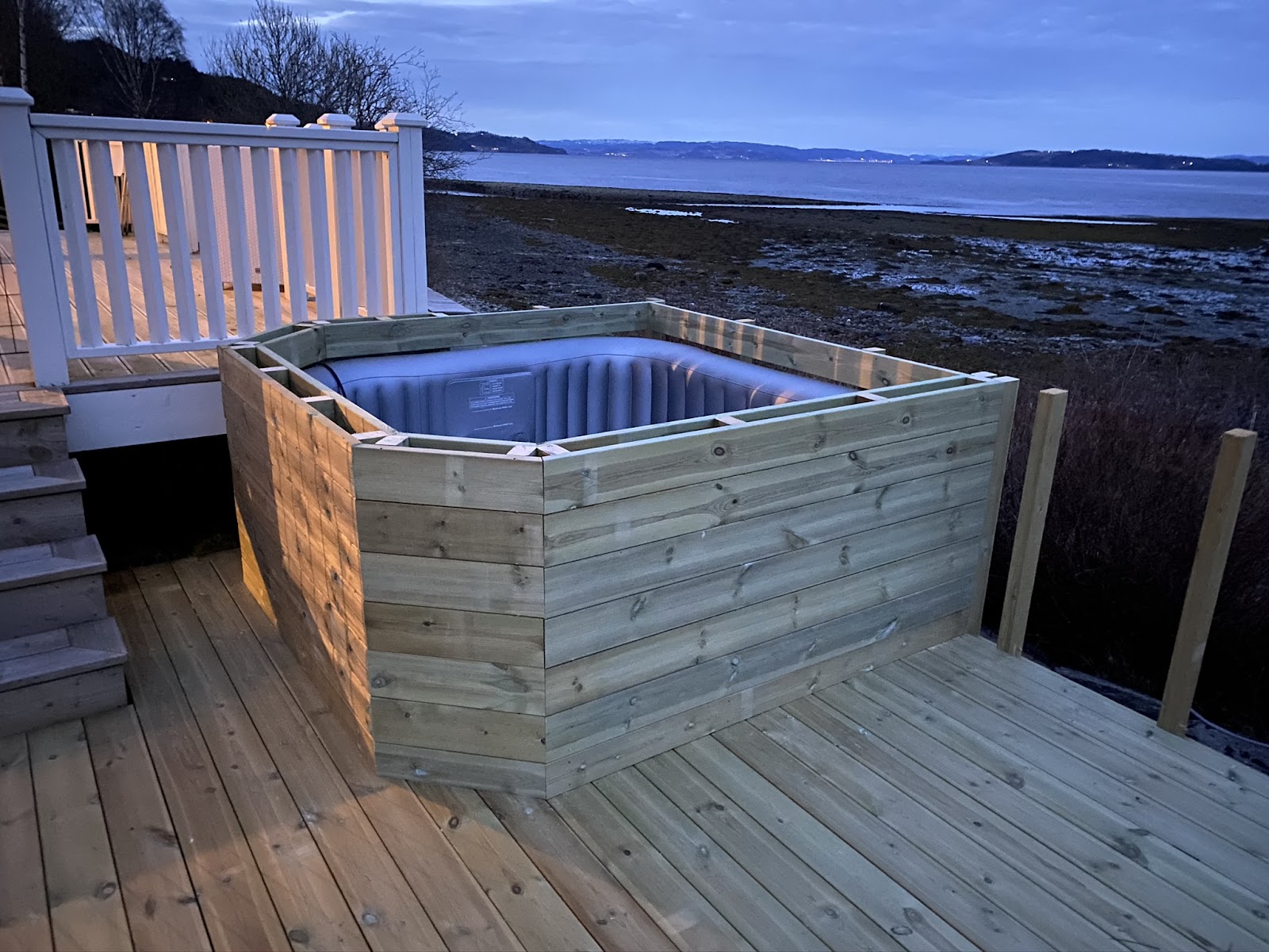 Ulkokeittiö ruokailutilalla ja pizzauunilla