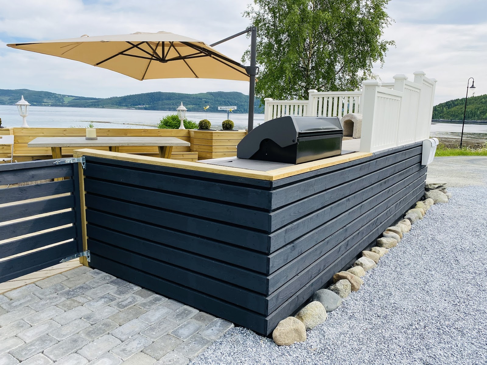 Ulkokeittiö ruokailutilalla ja pizzauunilla