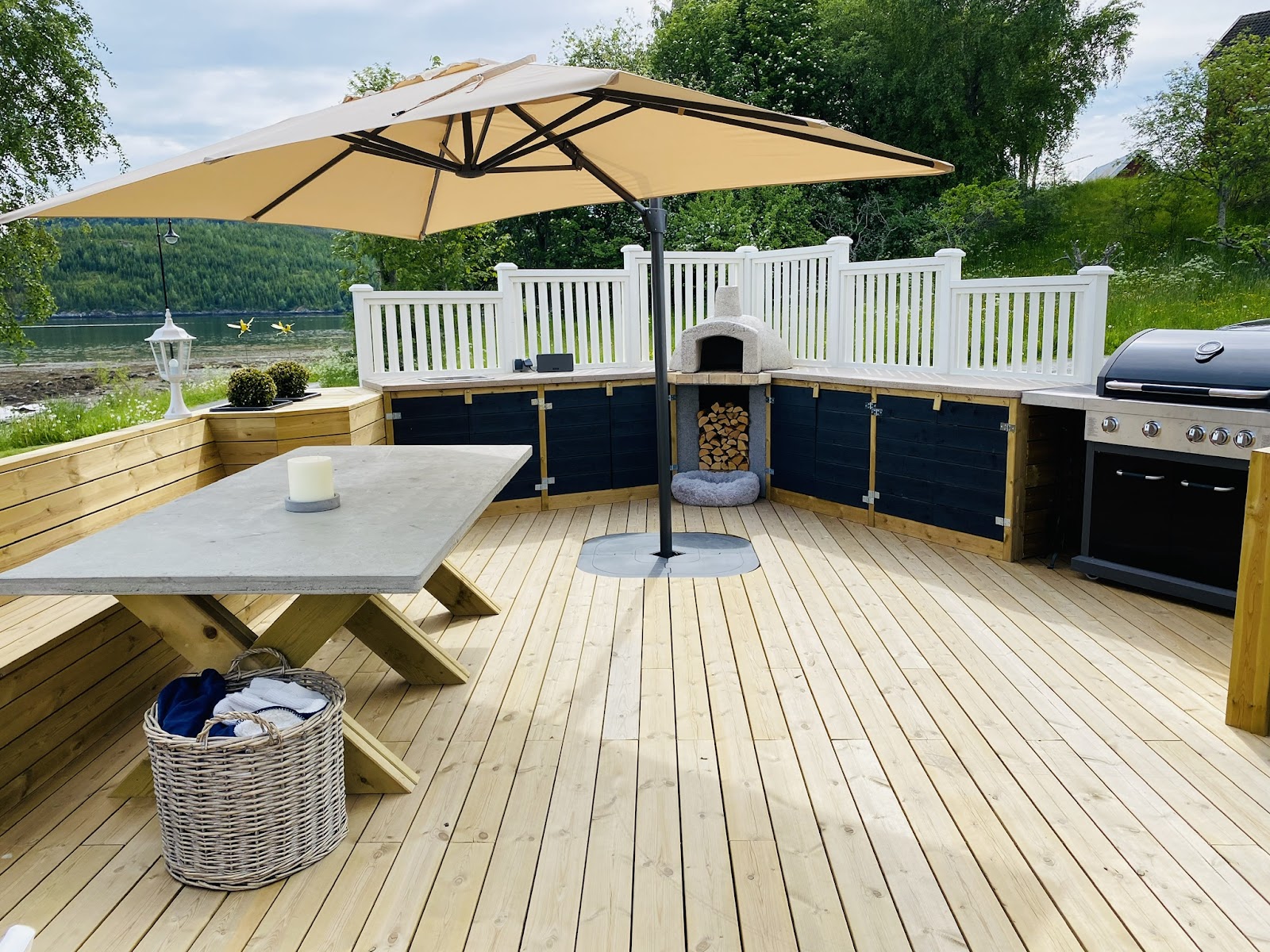 Ulkokeittiö ruokailutilalla ja pizzauunilla