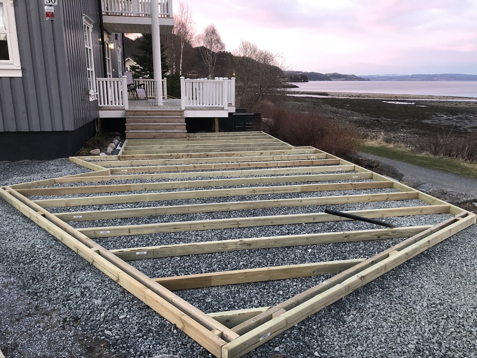 Ulkokeittiö ruokailutilalla ja pizzauunilla