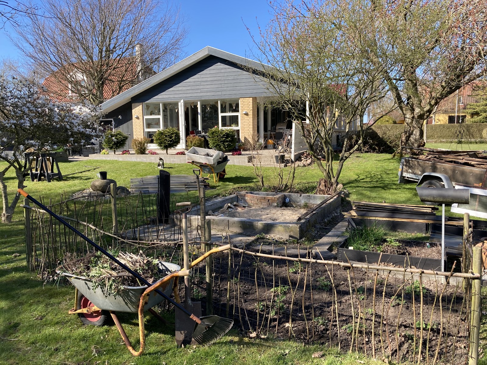 Nuotiopaikka vanhasta kasvihuoneesta