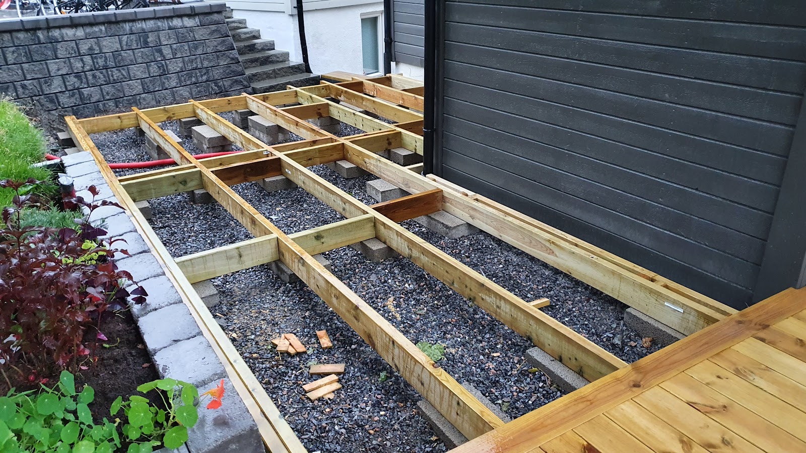 Ulkoalue integroidulla valolla