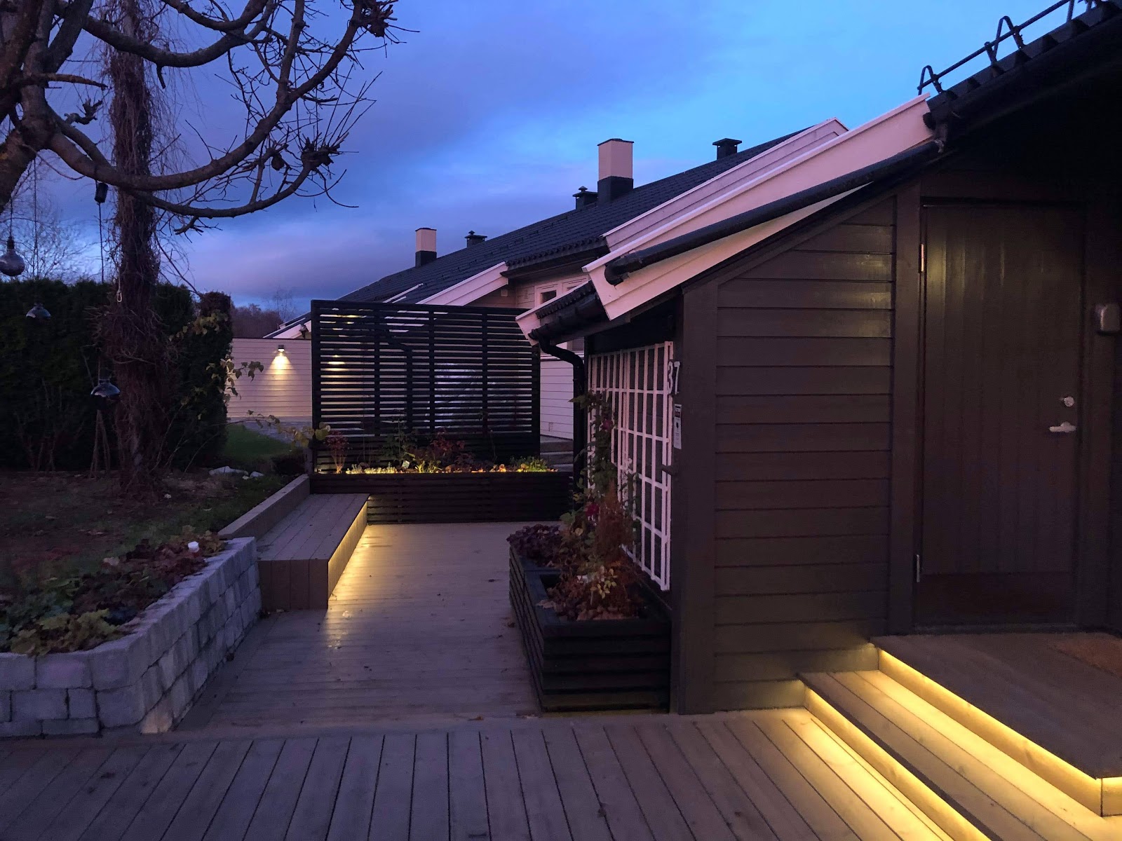 Ulkoalue integroidulla valolla