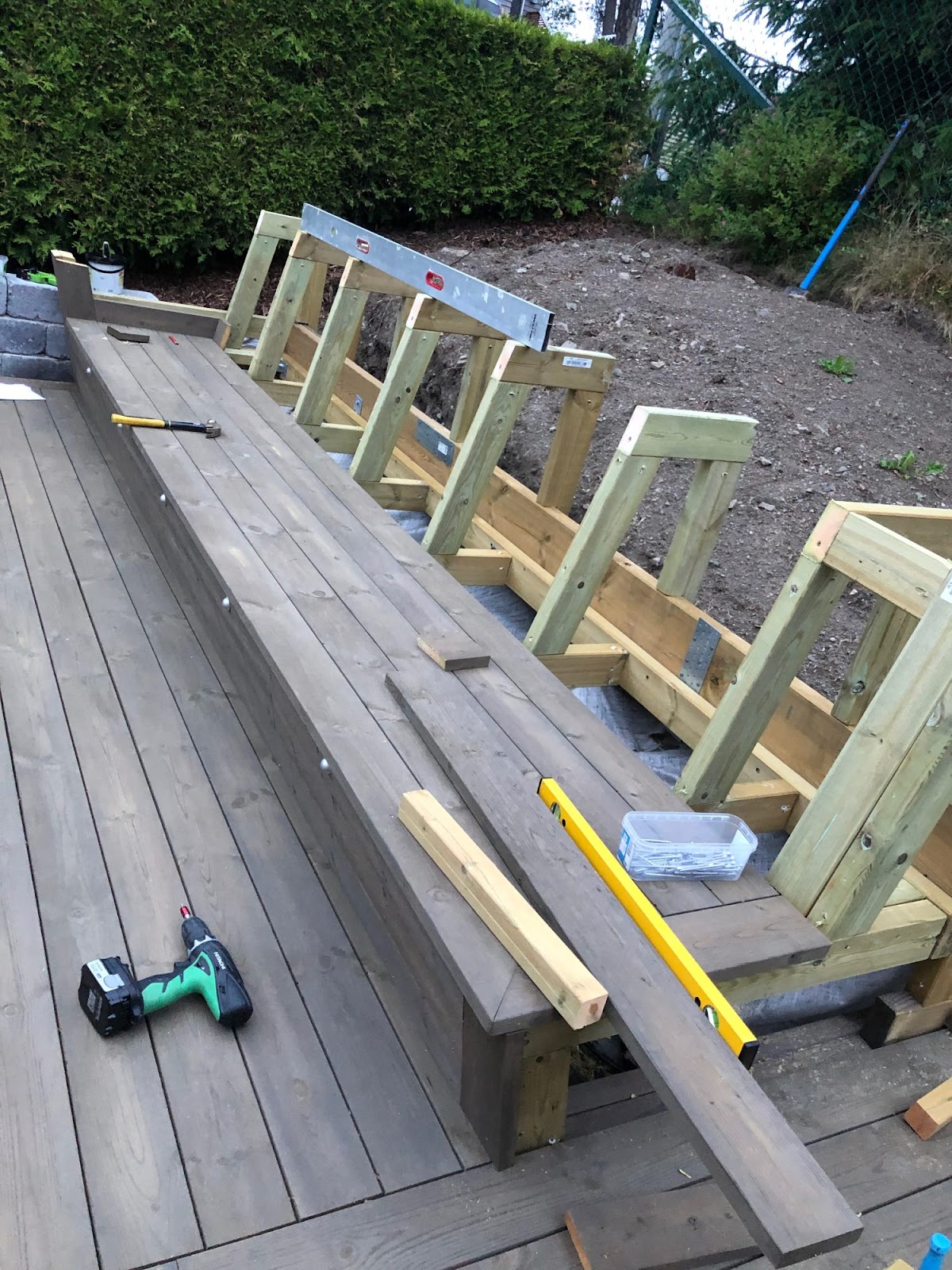 Liten terrasse med innebygget lounge