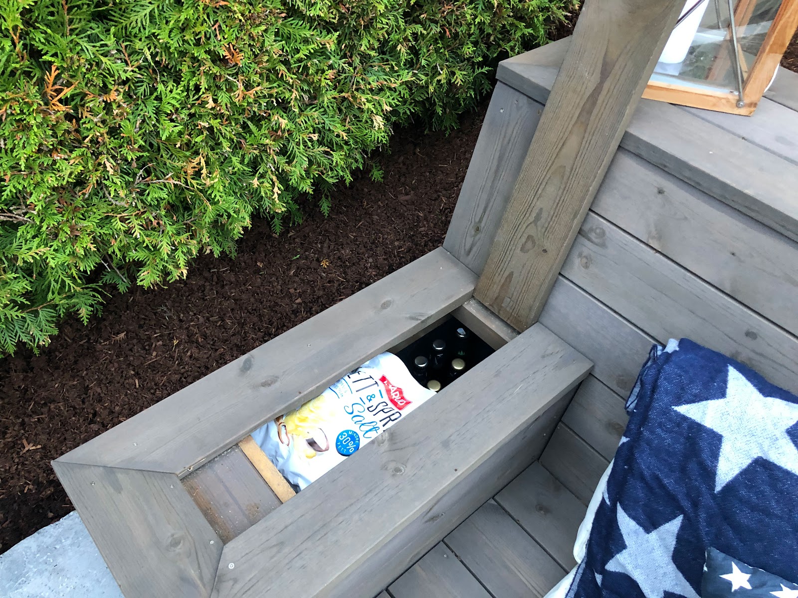 Liten terrasse med innebygget lounge