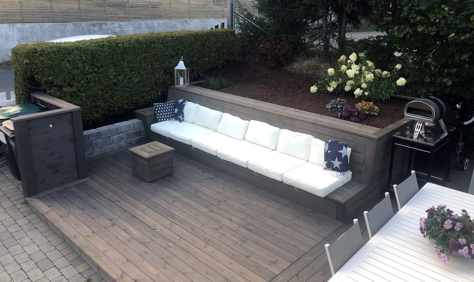 Liten terrasse med innebygget lounge