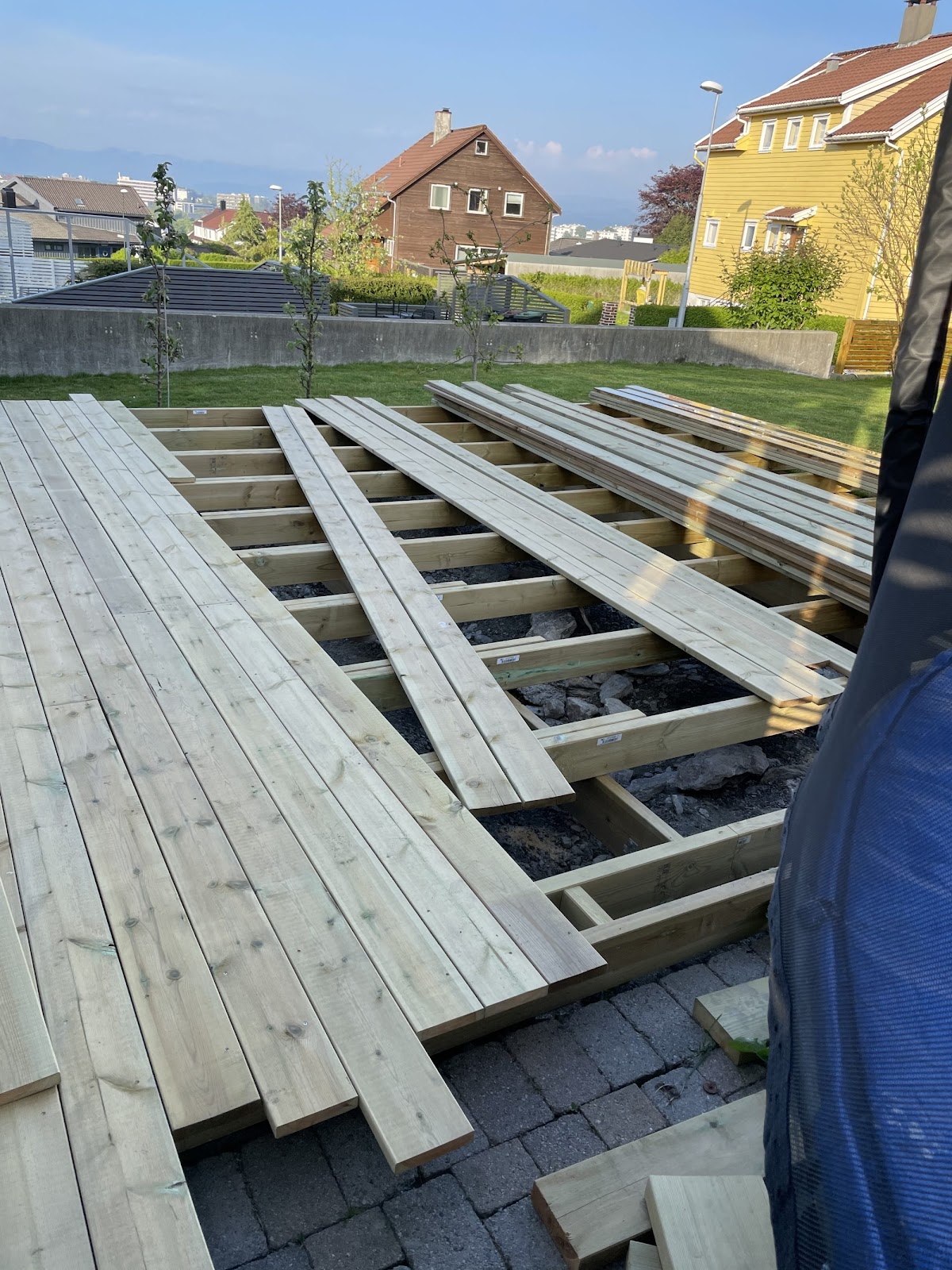 Hageprosjekt med platting og trapp