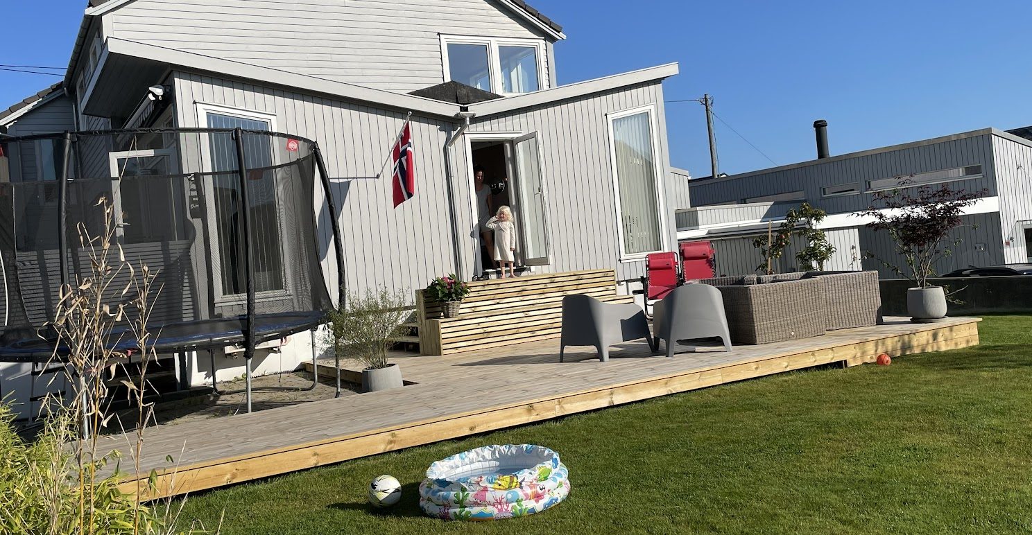 Hageprosjekt med platting og trapp