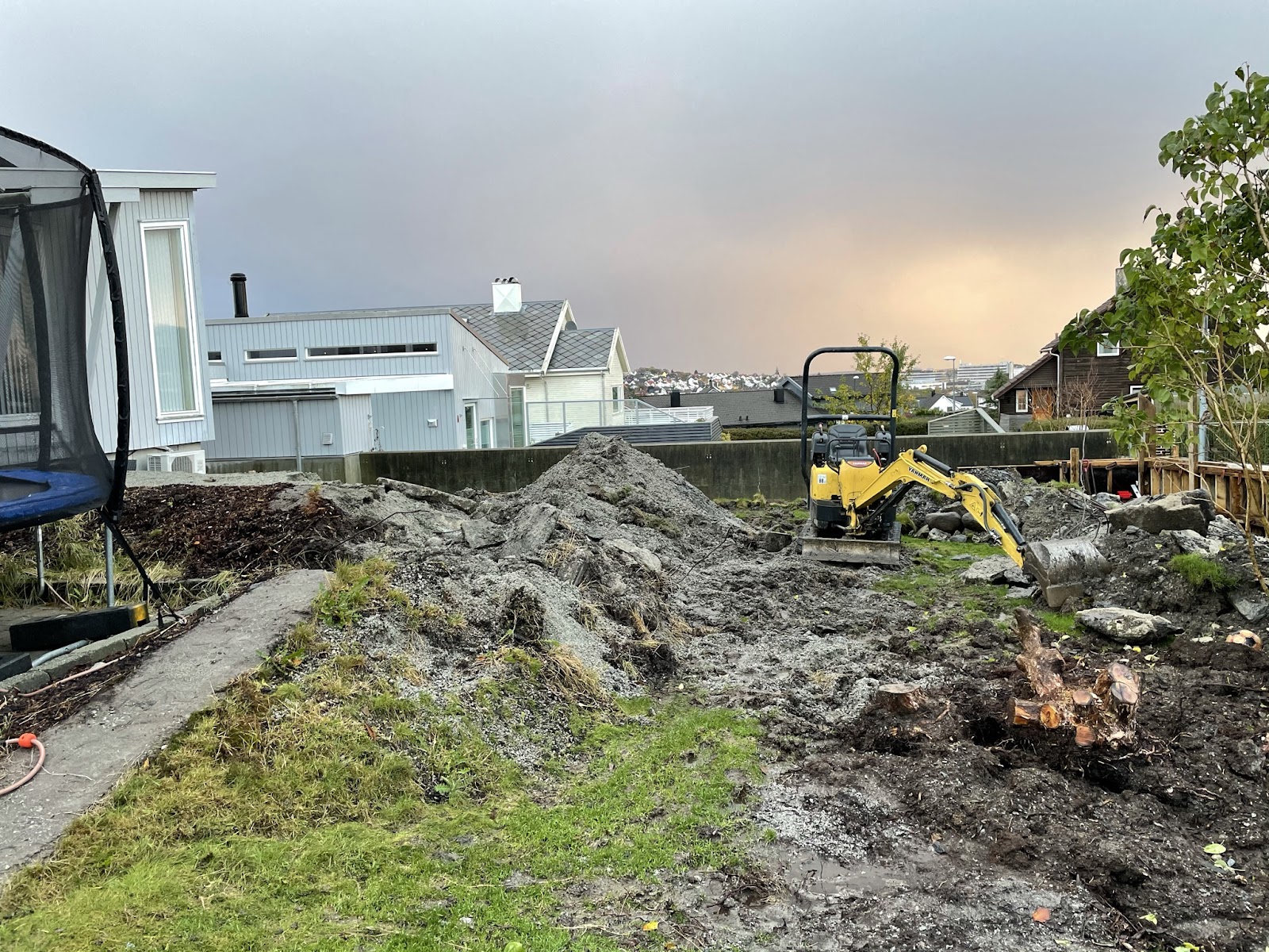 Hageprosjekt med platting og trapp