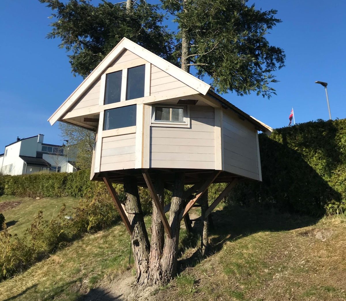 Drømme-lekehytte i treet!