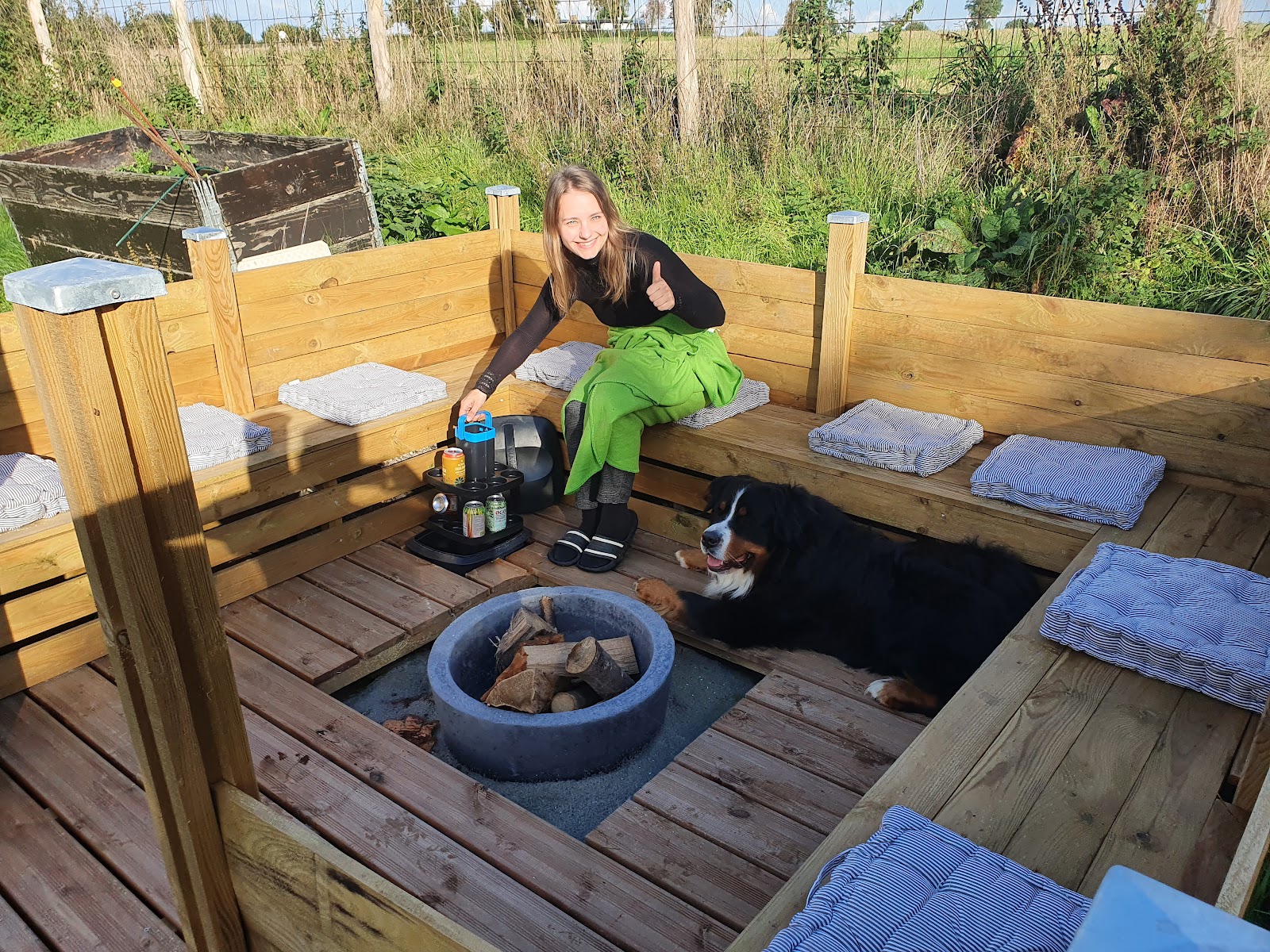 Delvis nedgravd bålplass med liten detalj