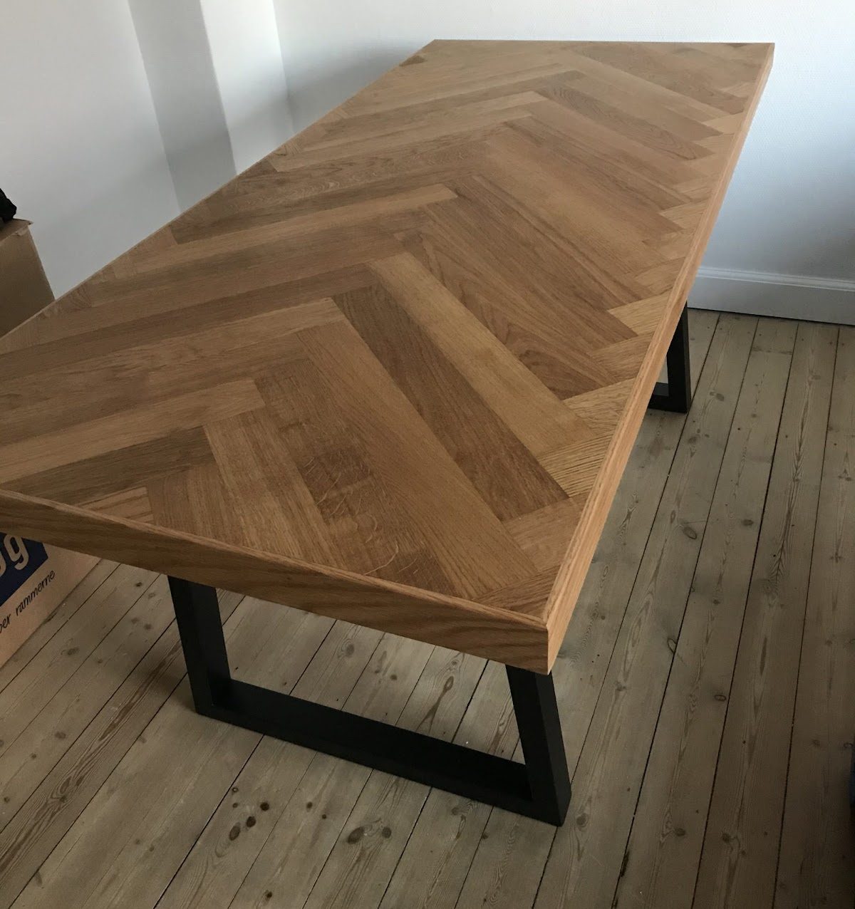 Fiskebeinsbord i eik