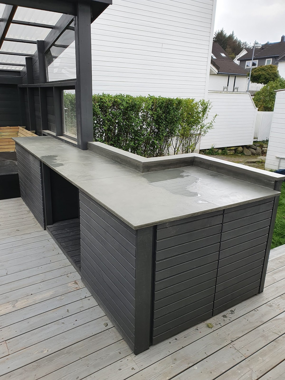 Hagestue med sofa og utekjøkken