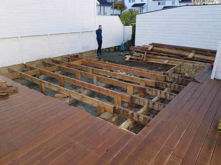 Hagestue med sofa og utekjøkken