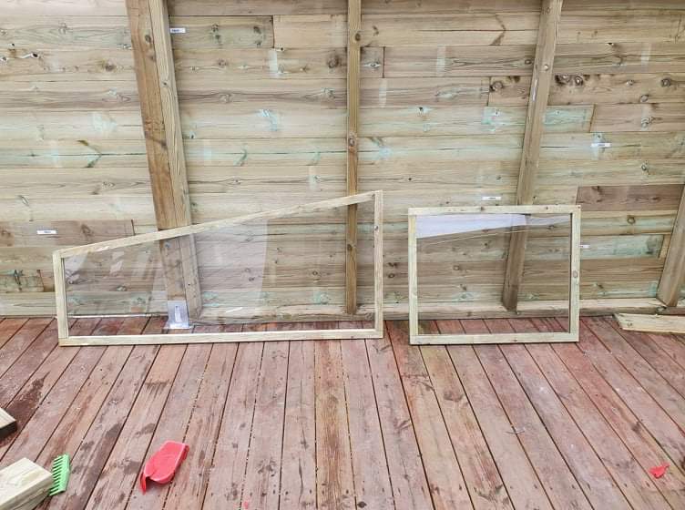 Hagestue med sofa og utekjøkken