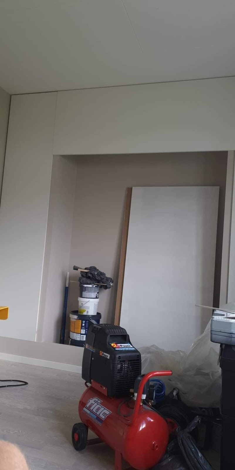 Sammenleggbar seng med garderobeskap