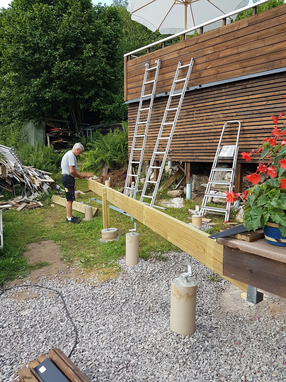 Frokostterrasse og gangvei på hytta