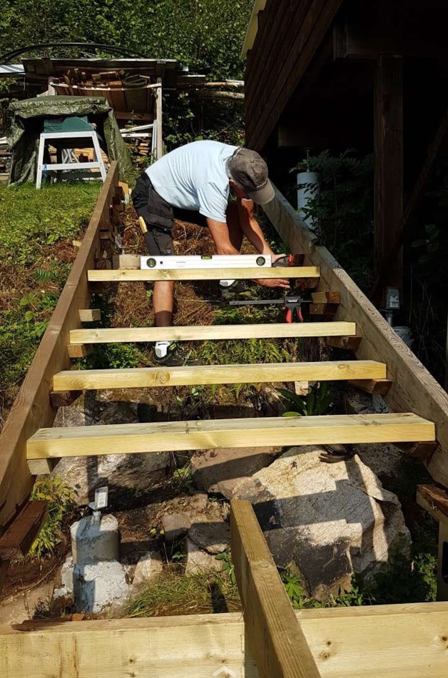 Frokostterrasse og gangvei på hytta