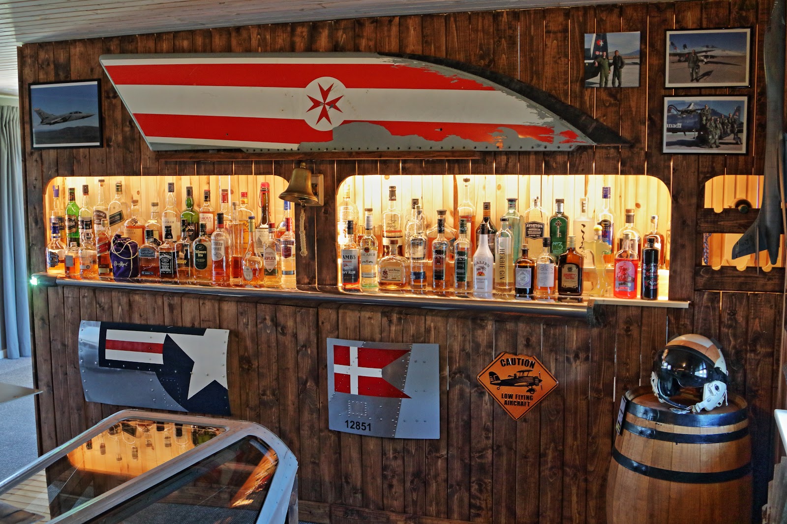 Flyvende bar med funksjonell skillevegg til stuen