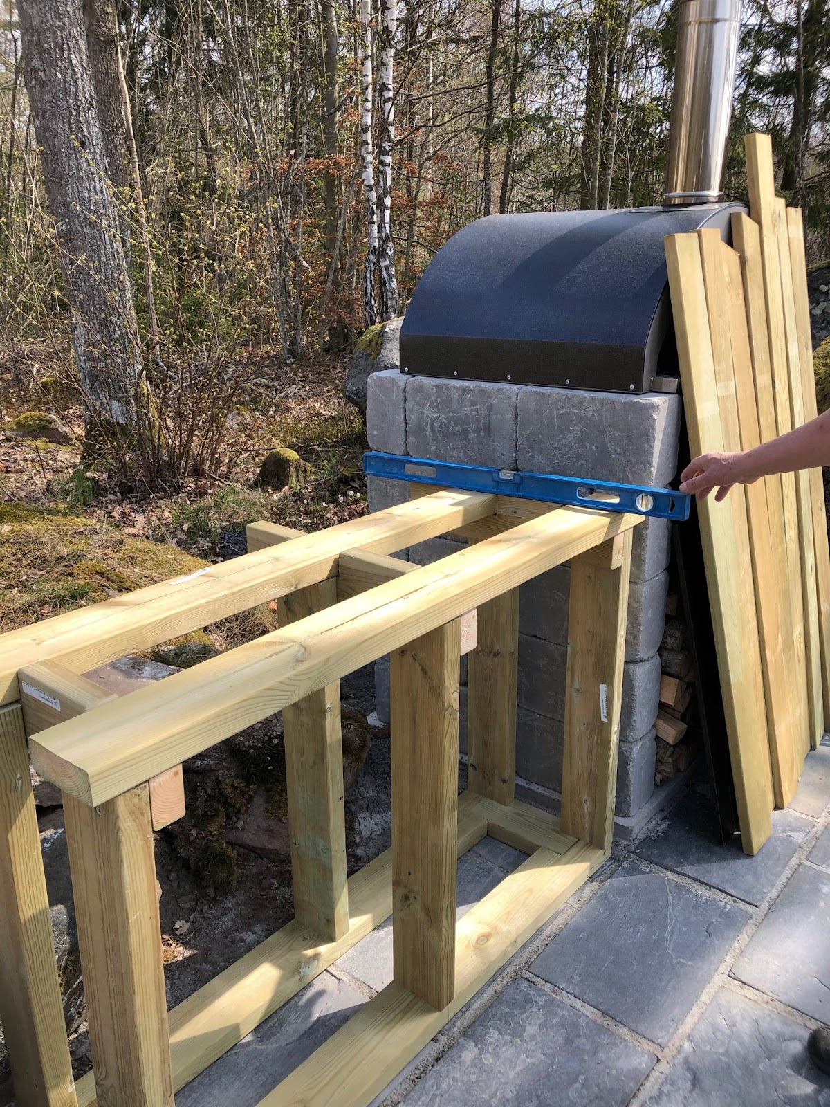 Utekjøkken med vedfyrt pizzaovn