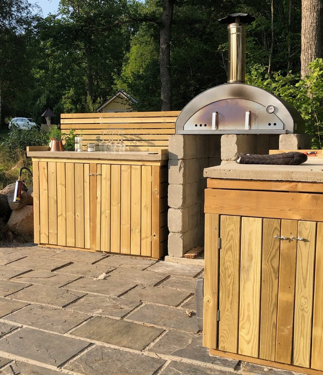 Utekjøkken med vedfyrt pizzaovn
