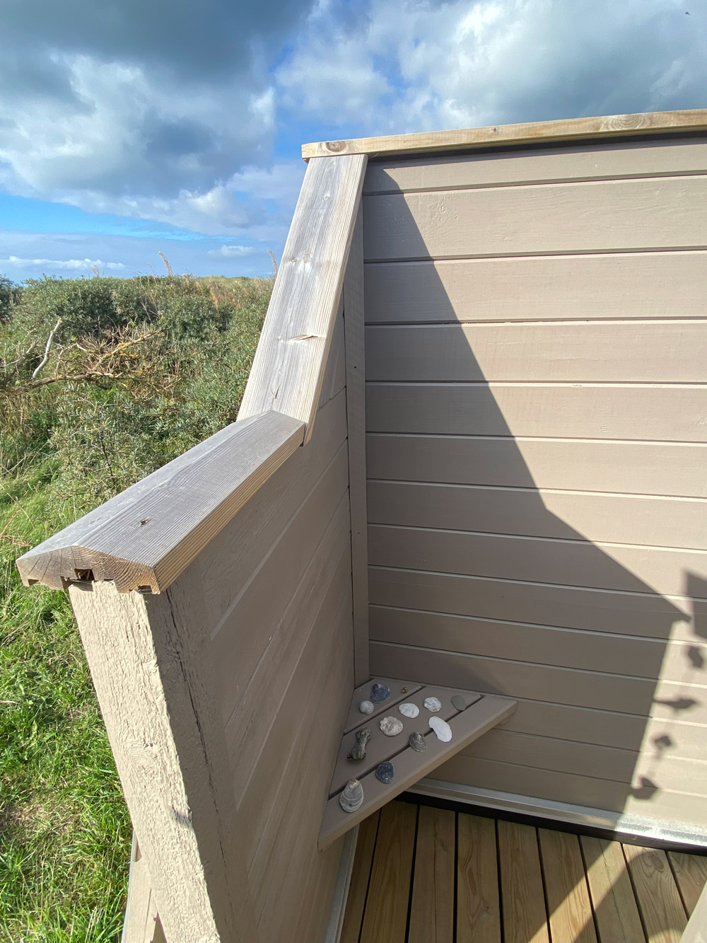 Utendørs dusj med solvarmet vann og resirkulert materiale