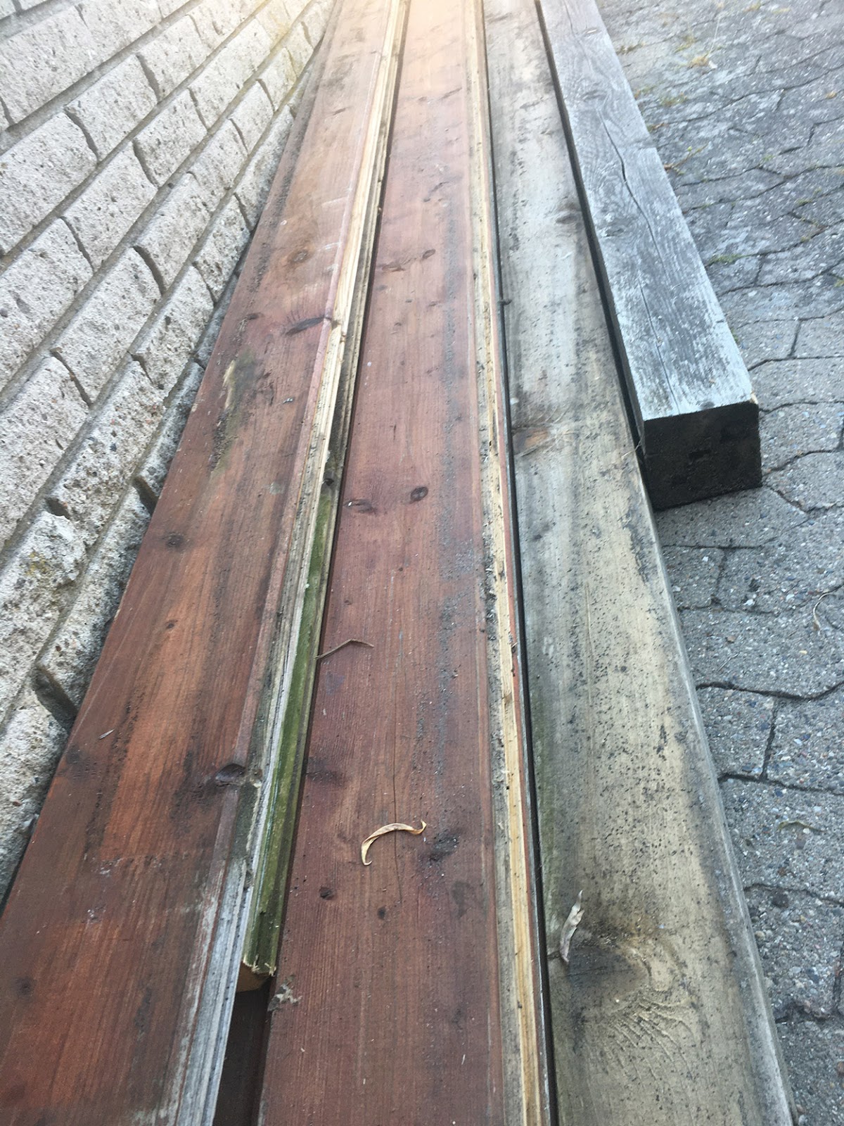 Utendørs dusj med solvarmet vann og resirkulert materiale