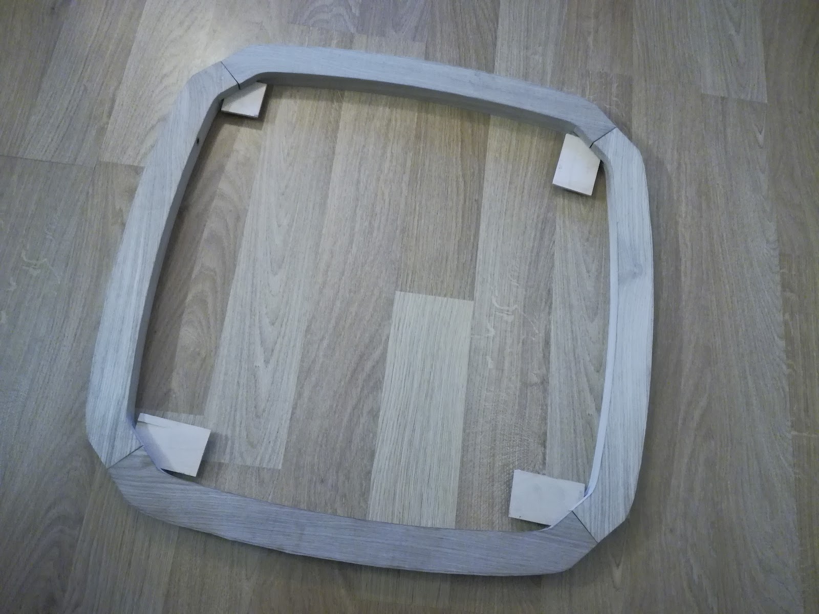 Salongbord med sveisede ben